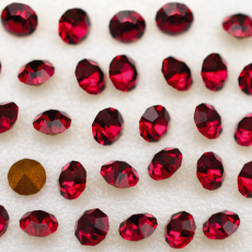 Strass Collection Czech Crystal base conica Ruby SS16  PP31  3,8mm