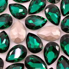 Strass Gota Supreme art. 8003 base cônica Emerald 30x20mm